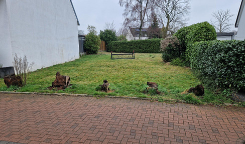 Attractive building plot in a family-friendly residential area, suitable for a semi-detached house with a garden.