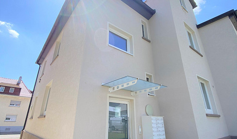 Renovated 5-room apartment with fitted kitchen.