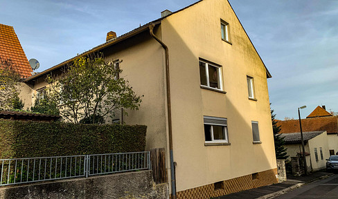 Spacious two-family house with a finished attic, 10 rooms, and 2 garages – ideal for multi-generational living.