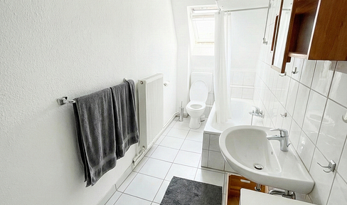Spacious and comfortable living space above the rooftops: 3.5-room apartment in the attic, located on Martinistraße.
