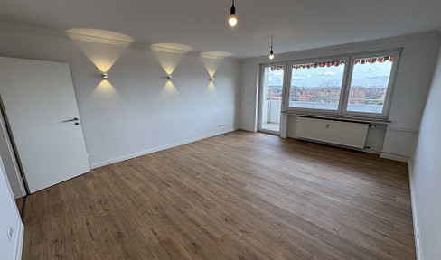 3-room apartment in Barsinghausen: Completely renovated – premium bathroom and fitted kitchen, balcony with panoramic views, elevator, and S-Bahn (suburban train) access.