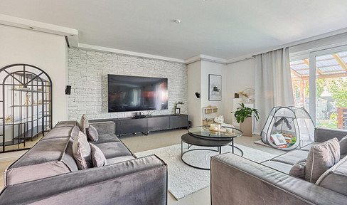 Representative terraced house with two living units, 314 m², garden, and new construction quality.