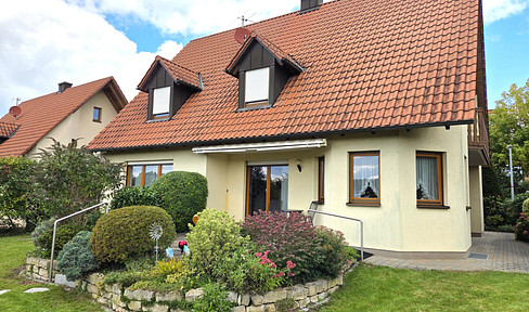 Well-maintained, detached single-family house in Roßtal with a unique, panoramic view (no commission fees).