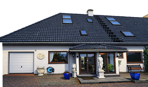 Attractive semi-detached house with 9 rooms, located in a quiet, south-facing area.