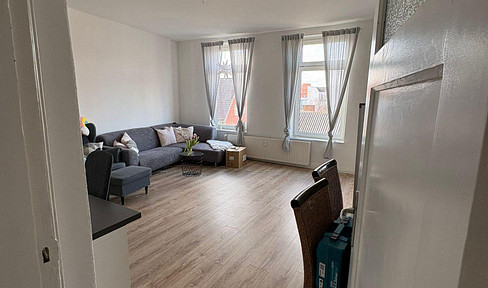 Beautiful, bright 2-room apartment / located in a historic building in Kiel-Gaarden.