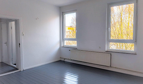 Spacious 4-room apartment in a historic building, located directly on the Holzhafen waterfront.