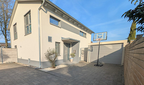 KfW-40 certified single-family home with a heat pump, situated on a large plot of land in a quiet location.