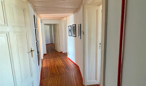 Short-term availability without realtor fees: Spacious 4-5 room apartment in a historic building in Kreuzberg.