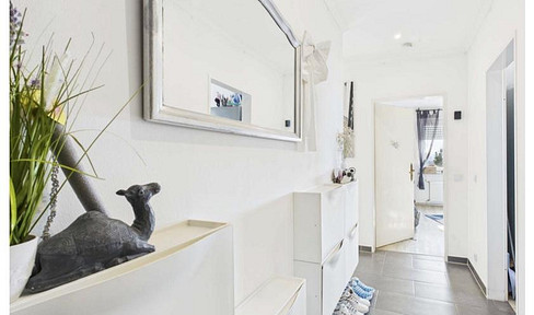 Living on the edge of the forest – yet still well-connected: a 3-room apartment with a balcony, fitted kitchen, elevator, and garage.