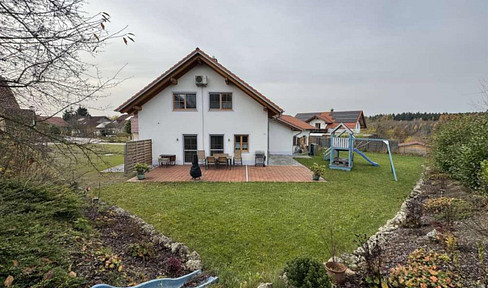 Quietly located detached house with a large garden and double garage.