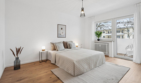 Available immediately: Bright 3-room apartment with 2 balconies, available without commission and recently renovated.