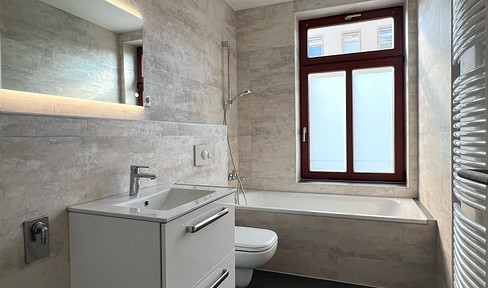 First occupancy after extensive renovation – Stylish 3-room apartment with balcony and parking space.