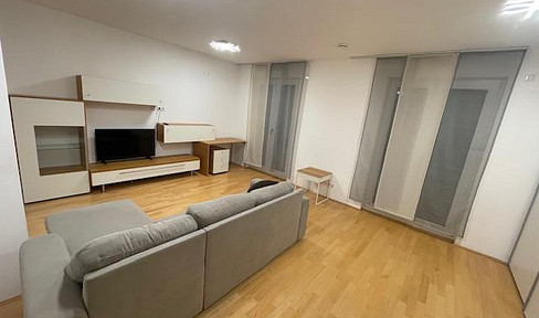 Stilvolle, neuwertige vollständig möbilierte 1,5-Zimmer-Erdgeschosswohnung