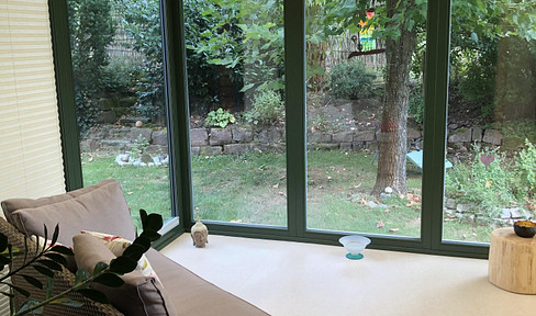 A natural oasis with plenty of light and a private garden.