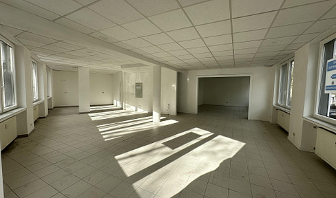 Versatile space: 110 m² retail space/office/practice for rent in the southeastern district of Essen - Newly renovated.