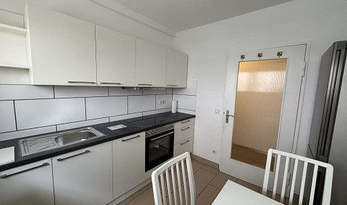 Beautifully furnished 2-room apartment with living area and balcony (suitable for 2 people). Centrally located in the MA-Quadraten district. New fitted kitchen.