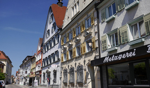 Charming 3-room apartment with fitted kitchen, located in the city center.