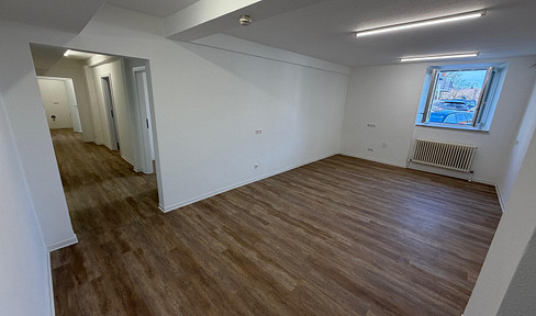 Wunderschöne kernsanierte Büroräume/Praxis mit 5 Zimmer im Erdgeschoss
