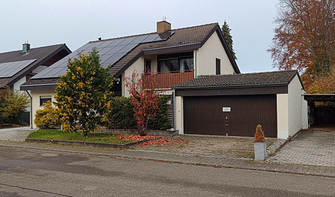 Stylish house in a well-maintained residential area.