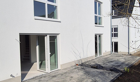 New construction townhouse with terrace – 140 m² family home with very low energy costs (high energy efficiency + photovoltaic system).