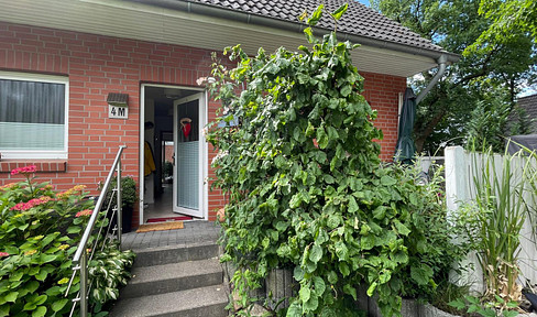 5-room house plus a semi-detached property with a fitted kitchen, fireplace, and underfloor heating, located in Hausbruch, Hamburg, on the wooded side.