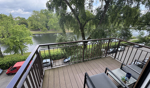 Exclusive 3-room apartment in a prime location, with a direct view of the Spree River.