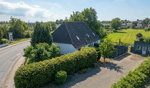 Multi-family house with 4 apartments, located in a central area.