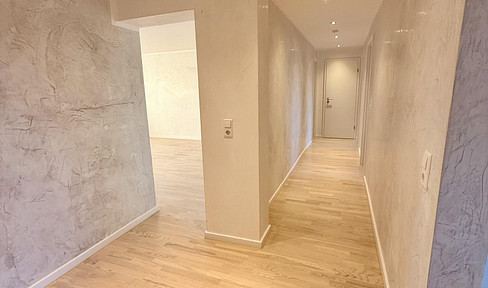 No fees! Top-renovated 3-room apartment with balcony, underground parking, and elevator.