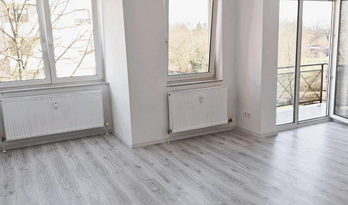 Move in and start living: Newly renovated 2-room apartment with underground parking in Oberreut, Karlsruhe.