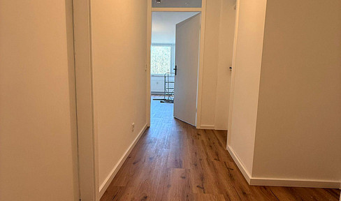 2-Zimmer-Wohnung - Balkon ins Grüne, Aufzug, Einbauküche - Erstbezug nach umfassender Renovierung