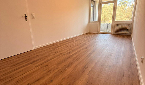 2-Zimmer-Wohnung - Balkon ins Grüne, Aufzug, Einbauküche - Erstbezug nach umfassender Renovierung