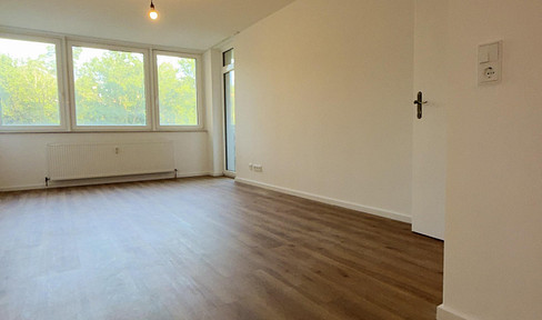 2-Zimmer-Wohnung - Balkon ins Grüne, Aufzug, Einbauküche - Erstbezug nach umfassender Sanierung