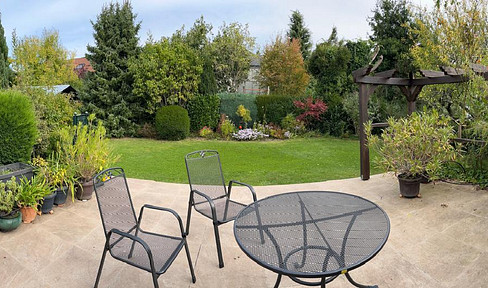 Well-maintained house on a leasehold property, in a very attractive location.