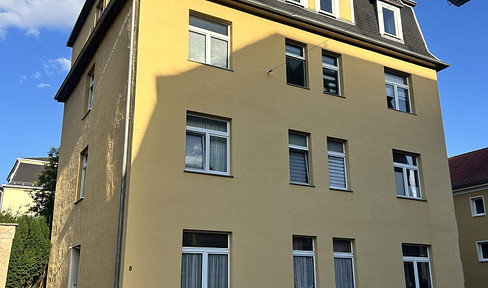 Newly renovated apartment for rent, bright 4-room apartment with air conditioning, located near the train station and the old town, featuring a bright bathroom with natural light.