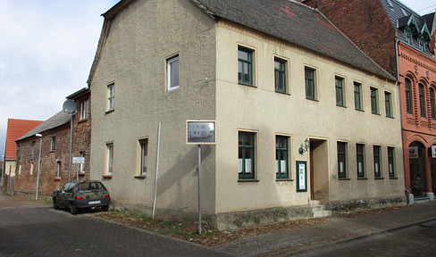 Detached house with development potential, featuring an inner courtyard and a workshop, located in the heart of Kemberg.