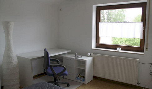 Beautiful, bright 1.5-room apartment in Hanau-Leingarten, with a fitted kitchen.