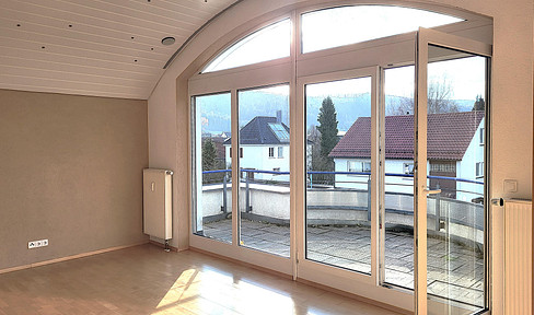 4.5-room apartment, 145 m², located above the attic level, suitable for a maximum of 4 people. Available from May 1st, 2026. Includes a separate office in the basement, 17 m².