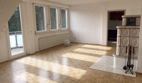 Beautiful, bright 3-room apartment with a south-facing balcony, fitted kitchen, and central heating, located in Koeln-Metternich.