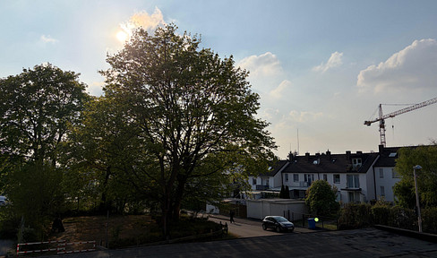 Completely renovated, bright ground-floor apartment with air conditioning and a lovely view.