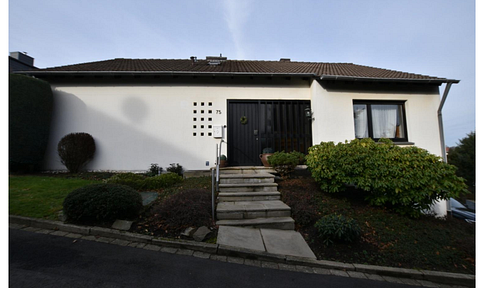 Family-friendly detached house with a separate apartment.