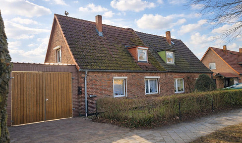 Detached house in Dierkow-Ost, available without agency fees, with potential for renovation or development.