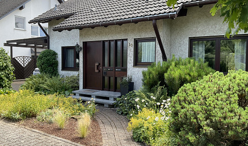 Well-maintained, detached house suitable for one or two families.