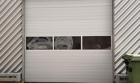 Lagerhalle mit elektrischem Rolltor, separater Eingangstür & Stromanschluss zu vermieten