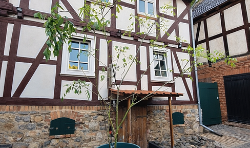 Charmantes Fachwerk-Einfamilienhaus mit Innenhof, überdachter Terrasse & Garage in Lohra