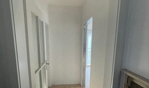 4-room apartment, centrally located - available immediately.