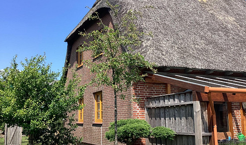 Beautiful thatched-roof house in Heinkenborstel, located near the Aukrug Nature Park – for sale by owner!