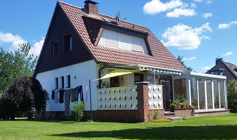 Detached house with a large garden, located in a quiet cul-de-sac.