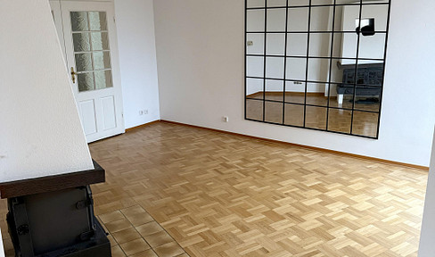 Bright, three-room apartment with a fireplace and a rooftop terrace.