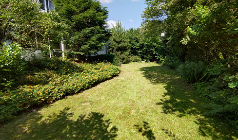 SPACIOUS PROPERTY – Detached house, suitable for one or two families, with an attic that can be converted, located in Meerbusch-Bovert.