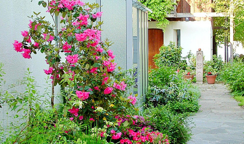 "2-room apartment on the ground floor with an attractive layout / Located in the Munich suburbs / Equipped with a modern fitted kitchen."